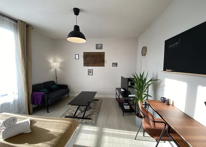 Grand Calme Avec Balcon & Parking Gratuit Апартаменты *