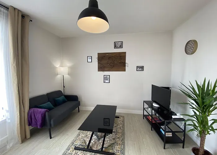 Апартаменты Grand Calme Avec Balcon & Parking Gratuit Тур