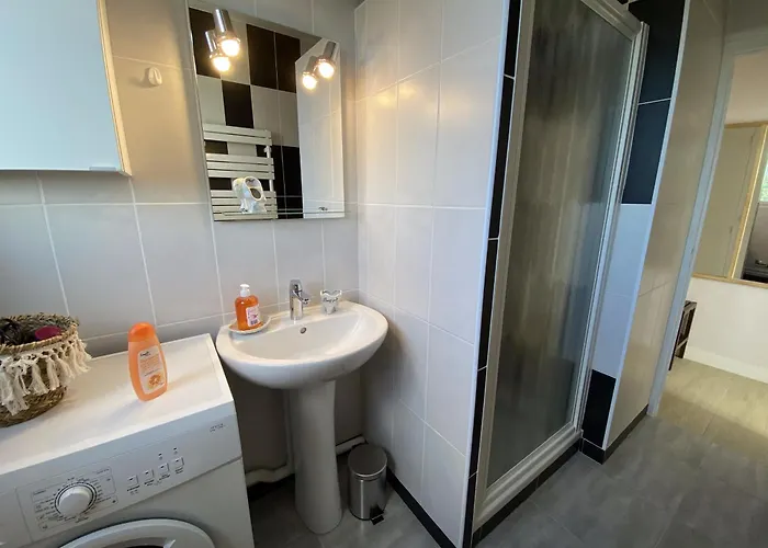 Grand Calme Avec Balcon & Parking Gratuit Апартаменты *